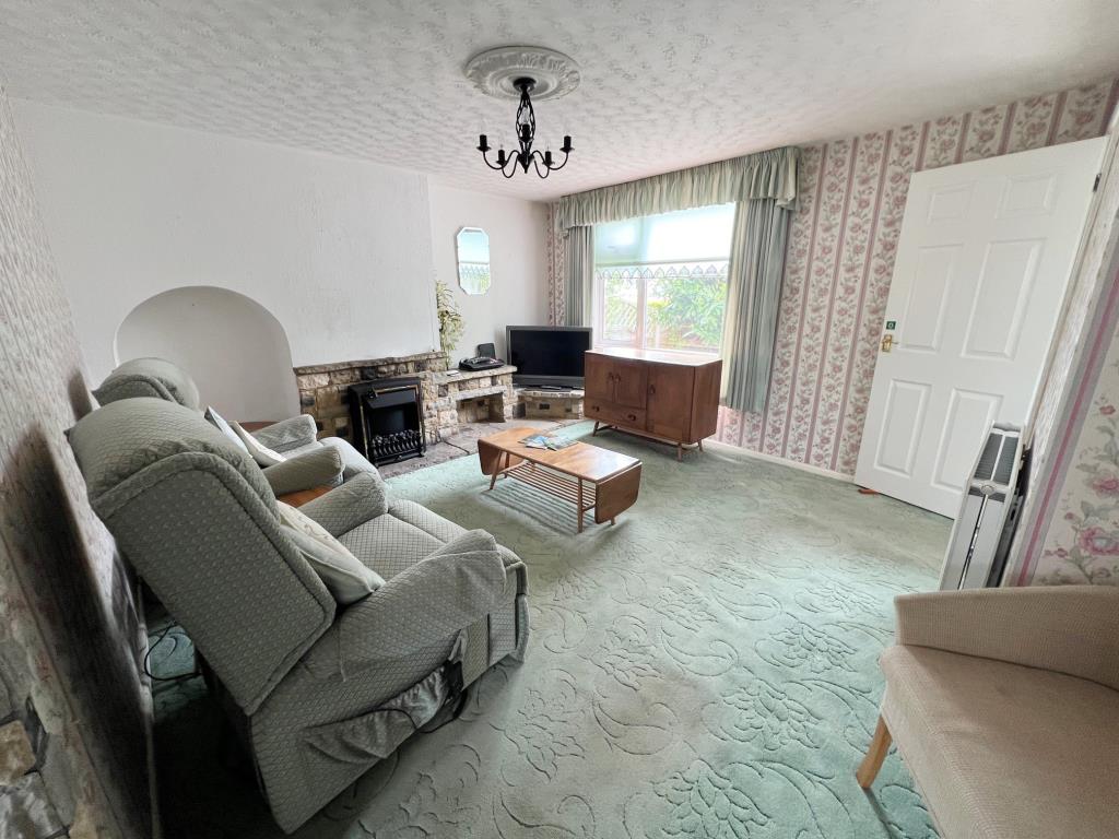 Lot: 116 - END-TERRACE HOUSE WITH DEVELOPMENT POTENTIAL - Living room with window to front aspect and door to entrance hall